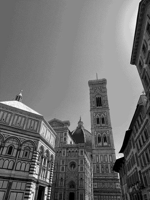 <em>Duomo di Firenze</em> from street level.